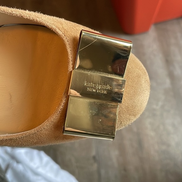 Kate Spade New York Lorin Beige Suede Leather Pump Shoe Gold Bow size 8.5 - Picture 10 of 16